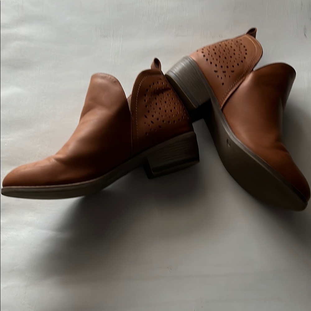 Vepose Brown Heeled Boots with Chunky Heel and Leather Texture